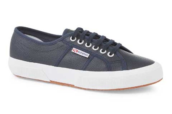2750 Efglu Smart as a carrot! Here our timeless classic gets an edgier update in soft, navy blue leather making them the perfect winter pair.