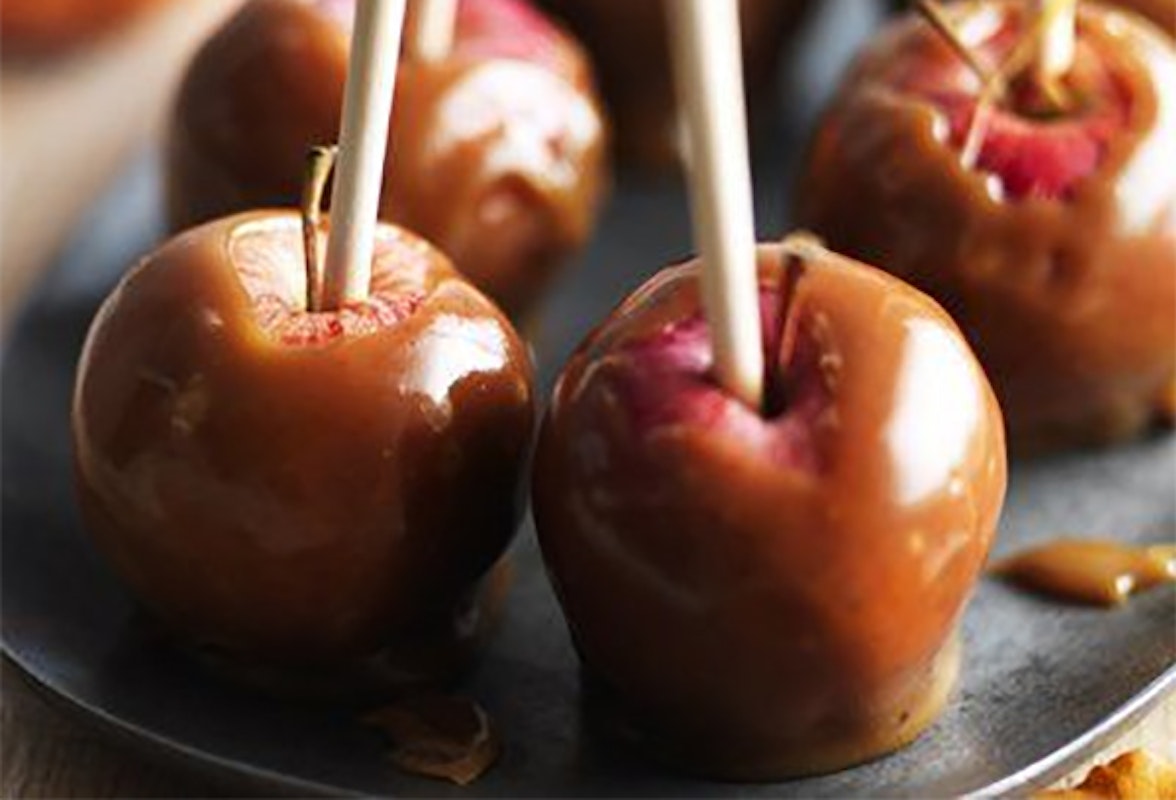 Toffee apples перевод. Halloween яблоки в карамели. Яблоки в карамели на Хэллоуин. Хэллоуинские яблоки в карамели. Карамельные яблоки на Хэллоуин.