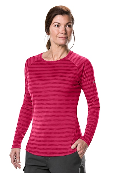 Women’s striped tech t-shirt Layer, layer, layer! She will love this super useful long sleeved striped t-shirt which has odour resistant technology and moisture wicking properties.