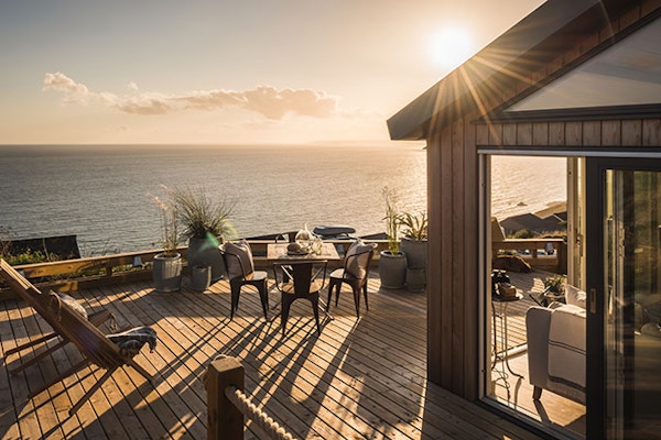 Verdun Uncover a true piece of paradise made for couples seeking a seaside escape away from it all. From magical ocean views and dreamy hot tub moments to romantic interiors, this one’s for the lovers.