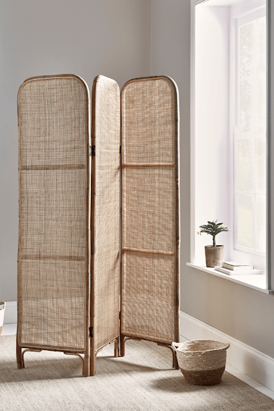 Rattan Webbing Screen - £275 – Cox & Cox This beautiful screen would look perfect in a simple, calm and neutrally coloured bedroom. Casually throw over a vintage silk kimono, to complete the look.