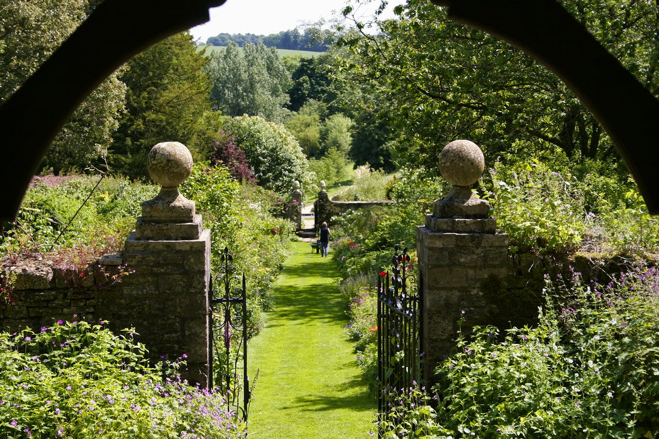 Best Insta Follows For English Country Garden Inspo