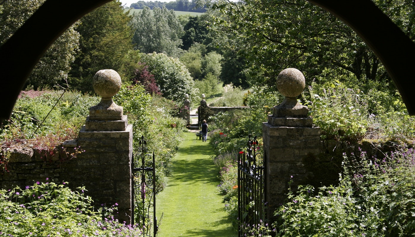 Best Insta Follows For English Country Garden Inspo