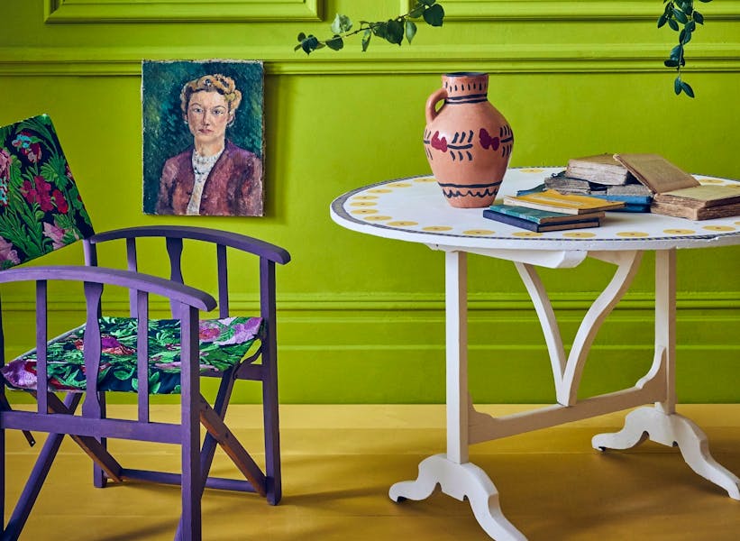 Annie Sloan With Charleston - Chalk Paint In Firle, Tilton And Rodmell, Table In Original - Lifestyle - Portrait (1) (1)