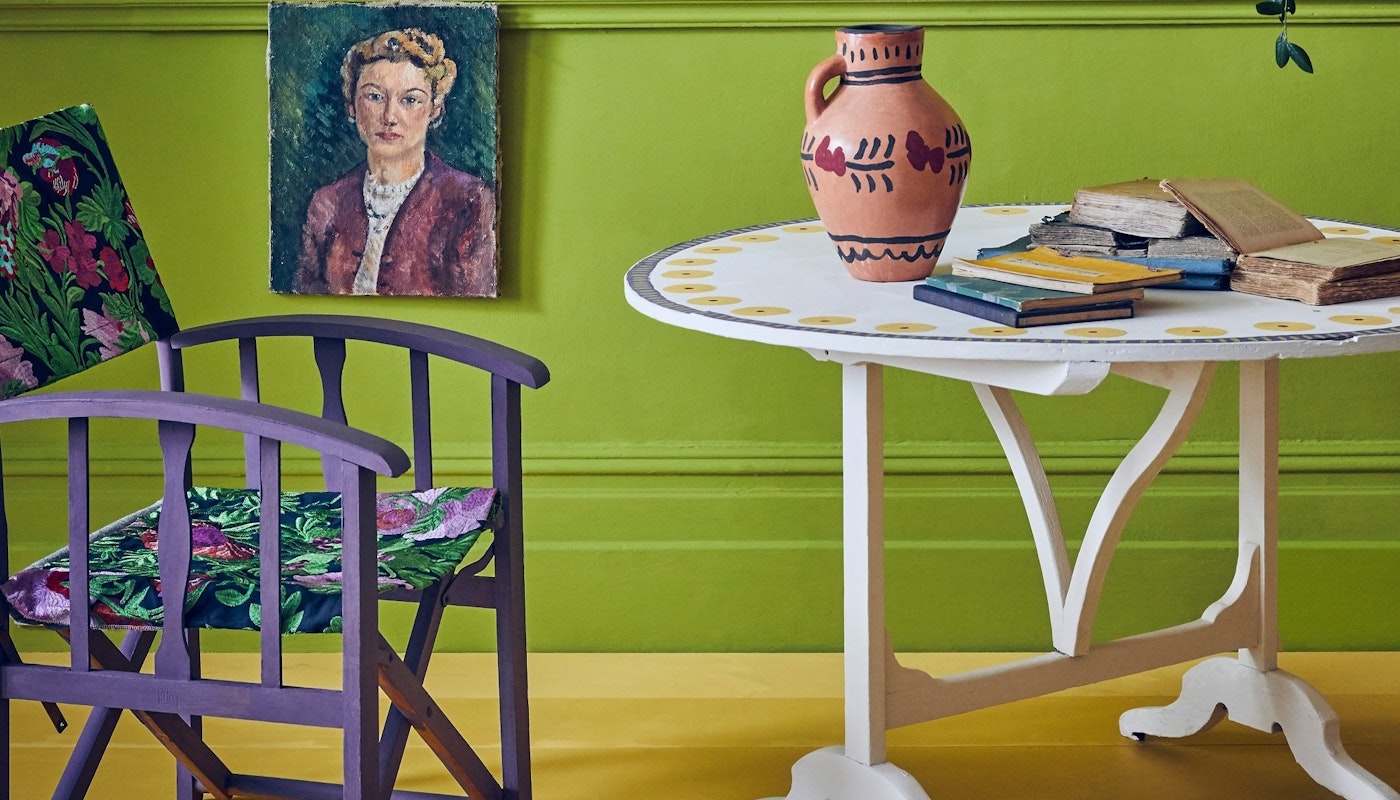 Annie Sloan With Charleston - Chalk Paint In Firle, Tilton And Rodmell, Table In Original - Lifestyle - Portrait (1) (1)