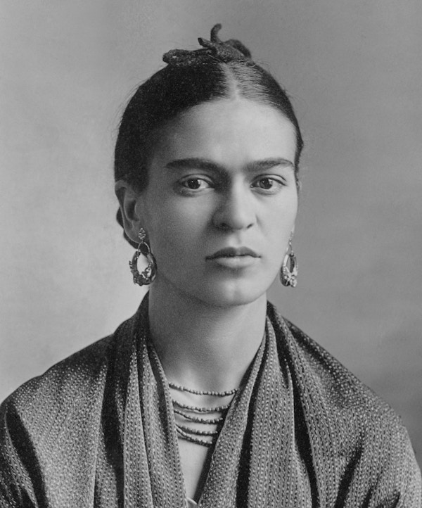 FRIDA KAHLO 1024px-Frida_Kahlo,_by_Guillermo_Kahlo_(cropped)