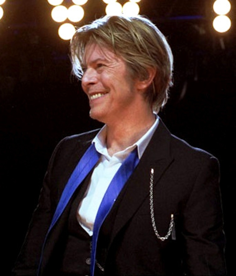 HERO_David-Bowie_Chicago_2002-08-08_photoby_Adam-Bielawski-cropped