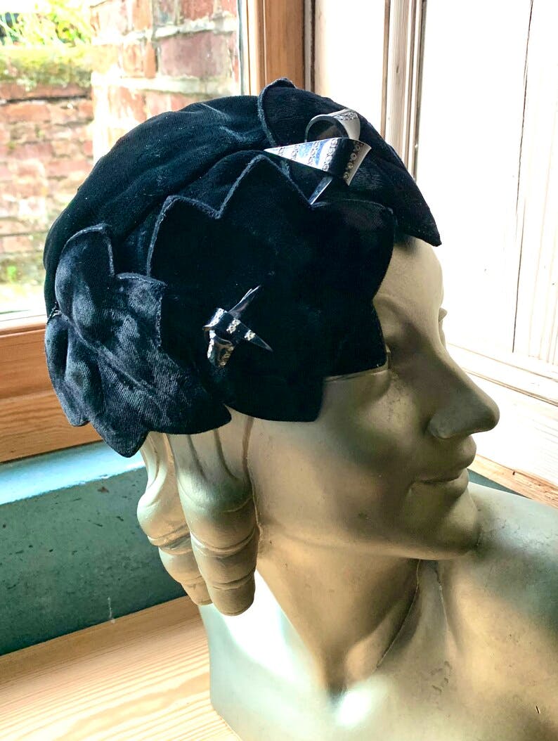 Past Caring Vintage 1920s/30s Deco Velvet Hat, £68