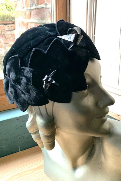 Past Caring Vintage 1920s/30s Deco Velvet Hat, £68