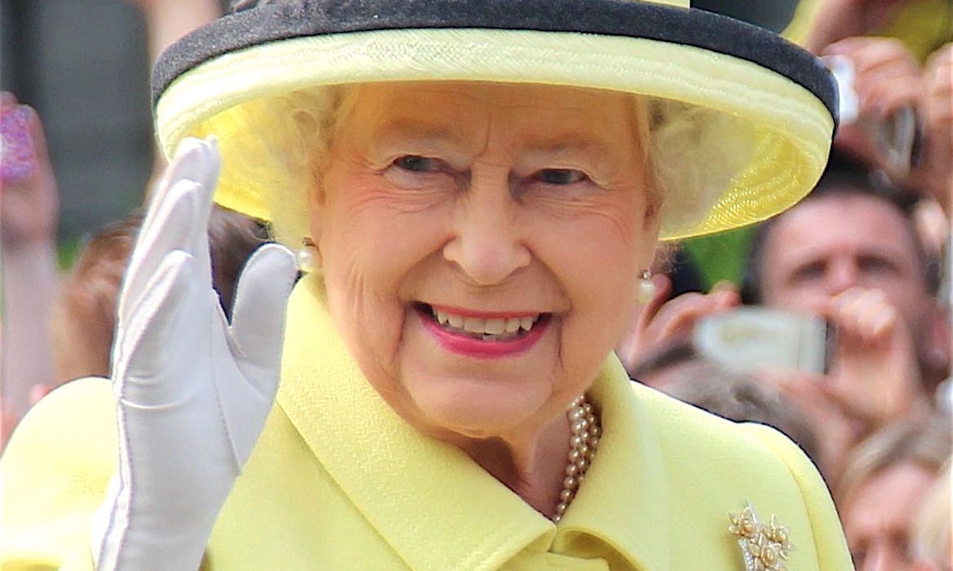 Королева миленькие. Королева Великобритании показывает рукой. Королева Англии стикер. Королева Англии показывает лайк.