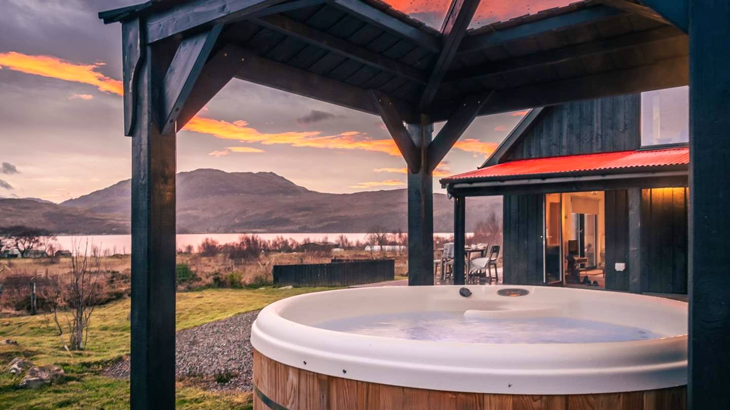 Aulinn Experience wild luxury, mountainous vistas and unadulterated sea views at this retreat of dreams. Step within and you'll find a modern dwelling, thoughtfully reflective of the wild beauty outside.