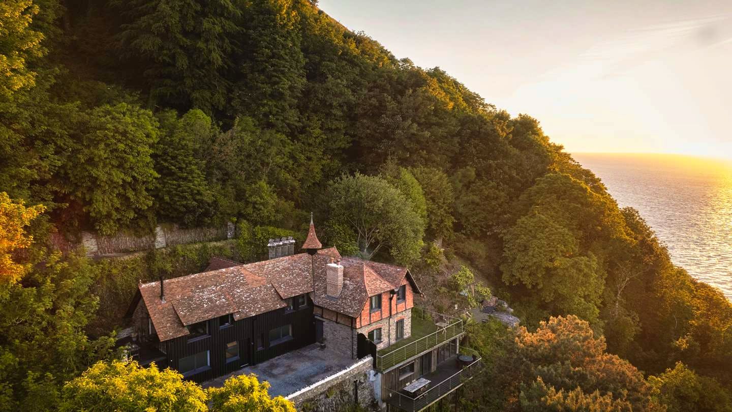 Rockton Mews Perched on the cliffs above Exmoor National Park's rugged coast, lies a stunning modern rustic homestay with exquisite sea views and astonishing interiors.