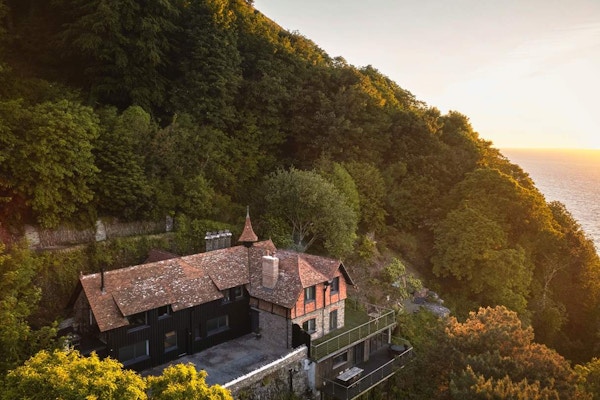 Rockton Mews Perched on the cliffs above Exmoor National Park's rugged coast, lies a stunning modern rustic homestay with exquisite sea views and astonishing interiors.