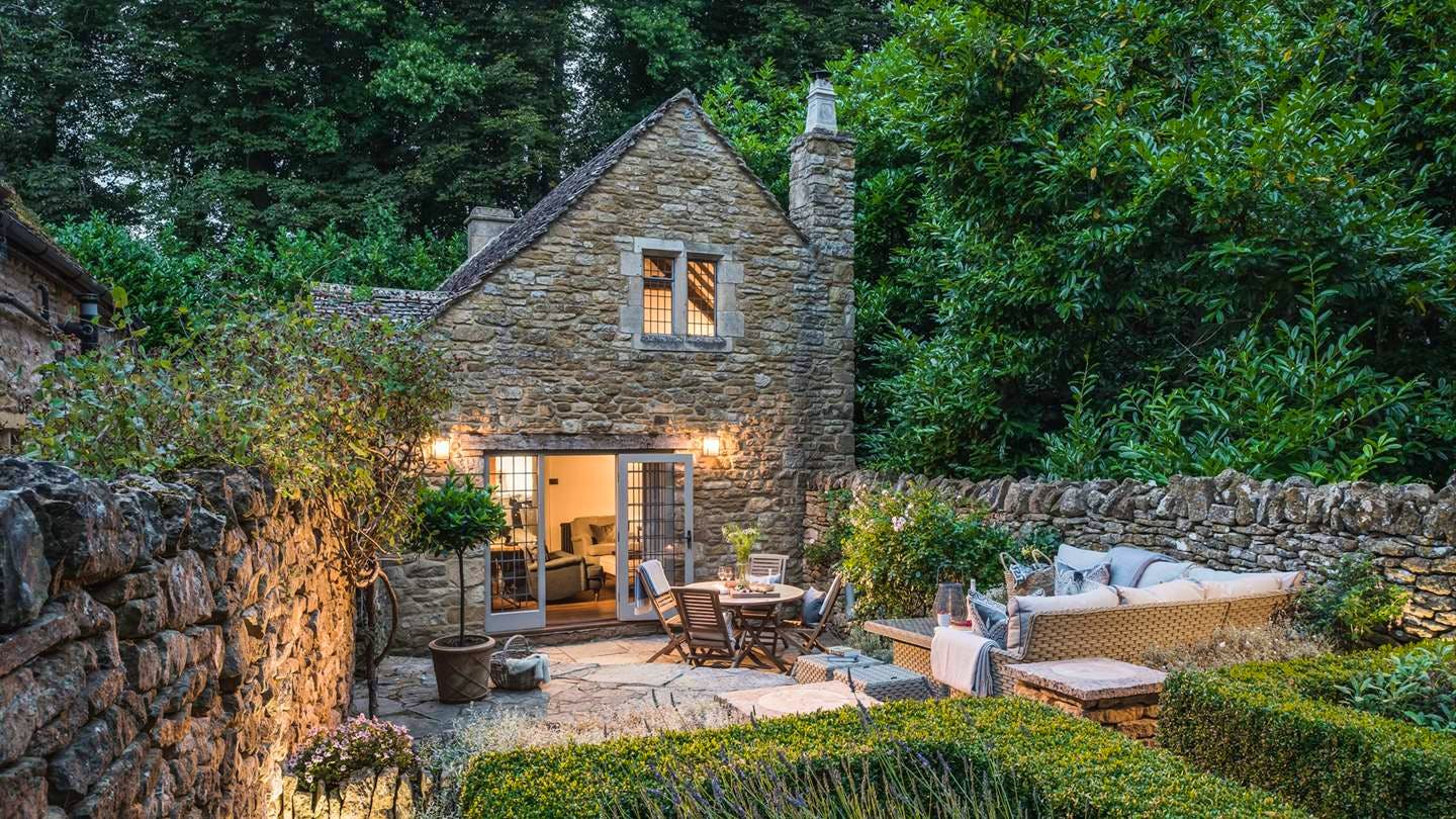 Shepherds Cottage Set amongst the beautiful countryside of the Cotswolds, this is a delightful dog friendly retreat away from it all, less than three hours from London.
