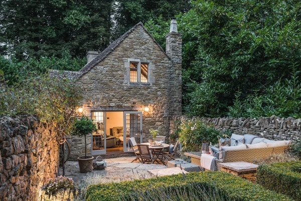 Shepherds Cottage Set amongst the beautiful countryside of the Cotswolds, this is a delightful dog friendly retreat away from it all, less than three hours from London.