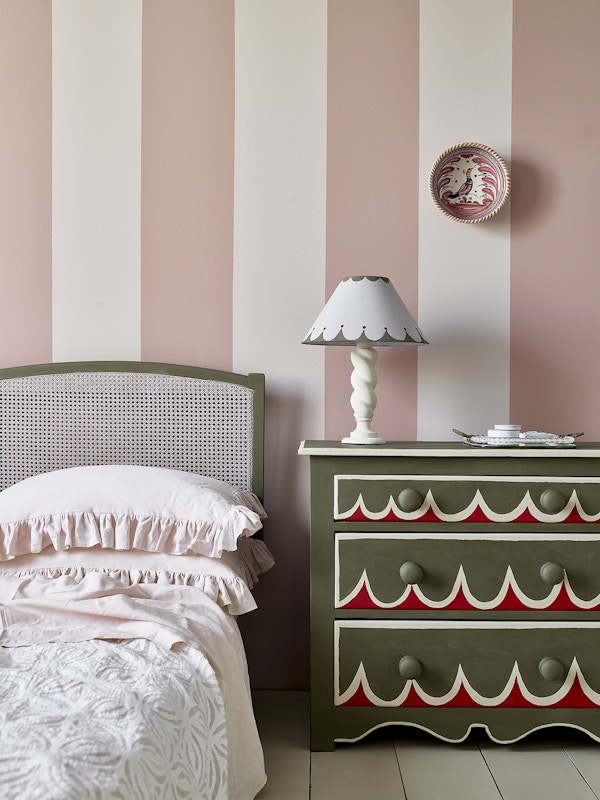 Annie Sloan - Bedroom - Piranesi Pink And Pointe Silk Wall Paint, Chalk Paint In Olive, Emperor