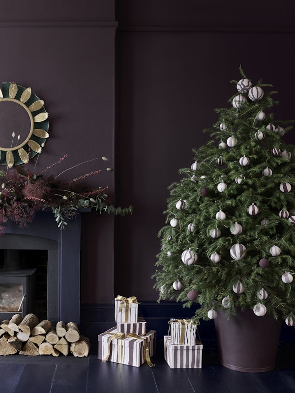 Annie Sloan - Christmas - Living Room - Wall Paint In Tyrian Plum, Satin Paint In Oxford Navy, Chalk Paint In Oxford Navy, Antoi