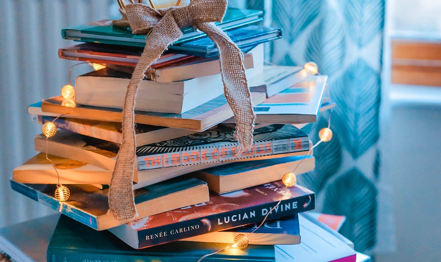 Xmas Gifts Book Lovers Toa-heftiba-ip9R11FMbV8-unsplash