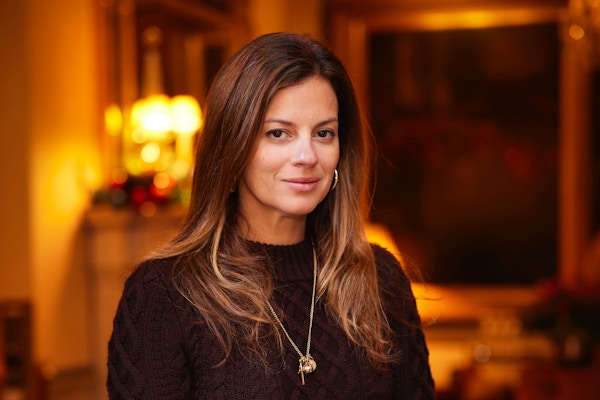 Serena Hood Serena Hood is the Co-founder and CEO of the revolutionary digital shopping platform Collagerie. Good Web Guide winners of Website of the Year 2021, Collagerie hones decades of style know-how into a unique shopping experience, offering inspirational ideas, trusted advice and beautiful buys to suit every budget. Serena has spearheaded fashion events including the Vogue Festival and Fashion’s Night Out during her time as Executive Fashion Director at British Vogue. She knows how to create sold out experiences that appeal to both mainstream audiences and industry insiders.  From her role as liaison between the industry and the magazine, Serena understands the business of fashion as well as its more desirable, consumer-facing aspects. She works closely with PR, brands, and the British Fashion Council. Serena began her career at US Vogue in the fashion market department, and has to date worked consistently across high street and luxury brands, including Marc Jacobs, J Crew and Armani.