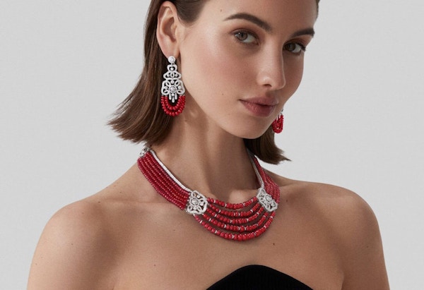 Model-wears-Garrard-high-jewellery-collection-Red-Rose-High-Jewellery-Suite-desktop-2023-2048x746