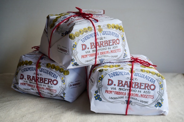 PANETTONE IN A PAPER WRAP 