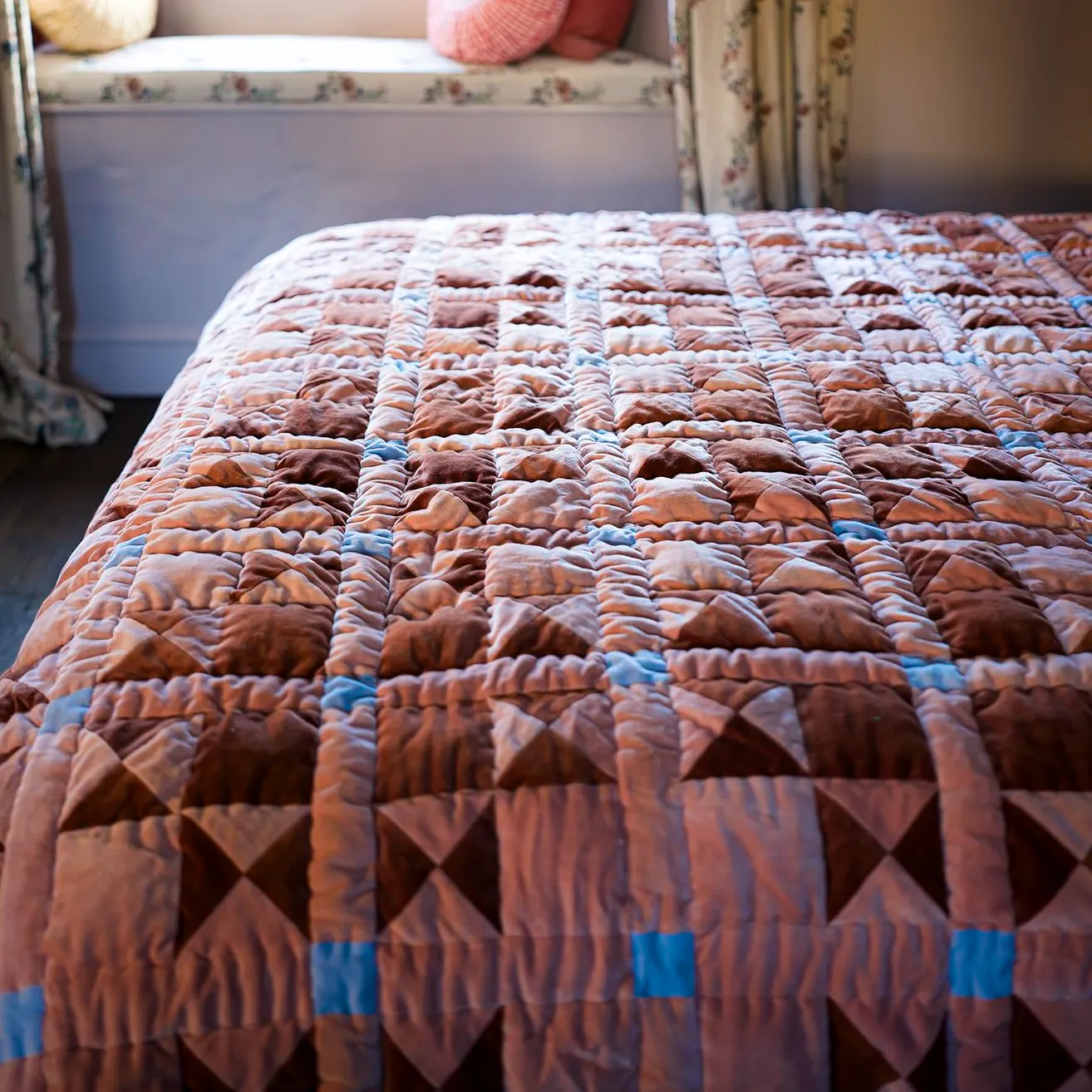 Projekttyyny Lychee Velvet Patchwork Quilt, £398
