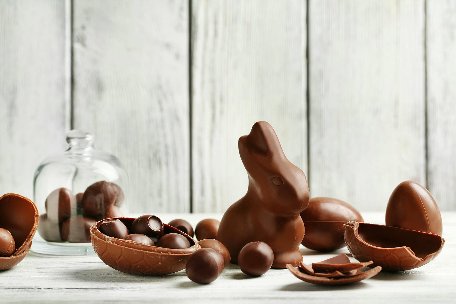 Bigstock-Chocolate-Easter-Eggs-on-color-82846604