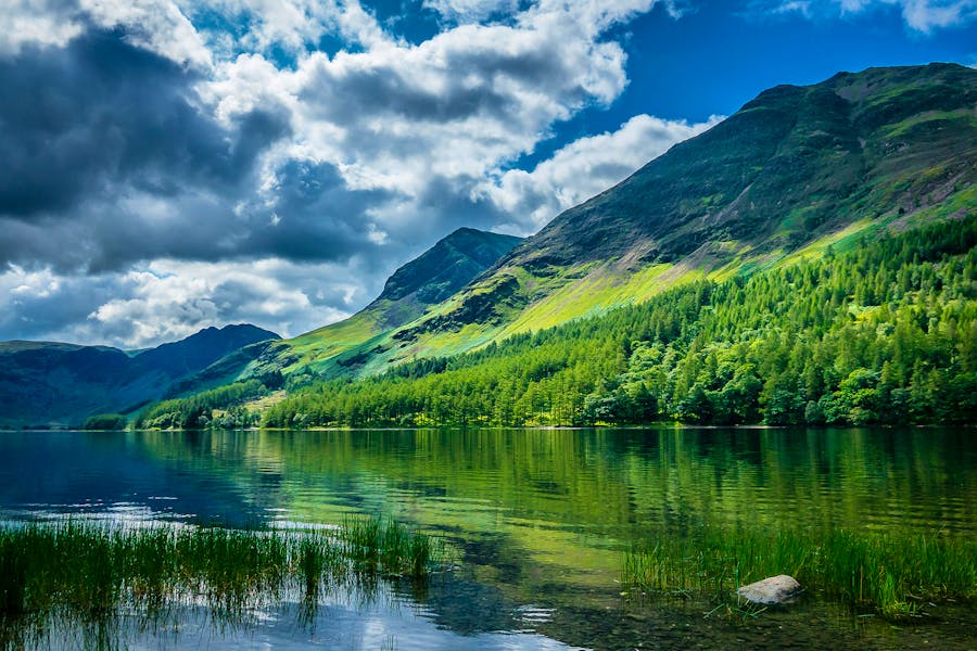Green mountains beside body of water under blue and white sunny cloudy sky during daytime photo – Free Lake Image on Unsplash Ja