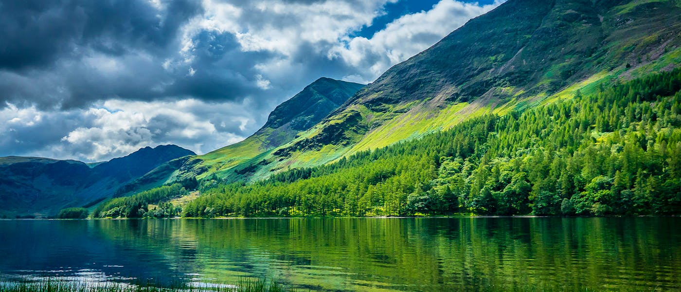 Green mountains beside body of water under blue and white sunny cloudy sky during daytime photo – Free Lake Image on Unsplash Ja