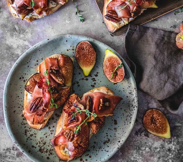 Fig And Goat Cheese Crostini With Prosciutto