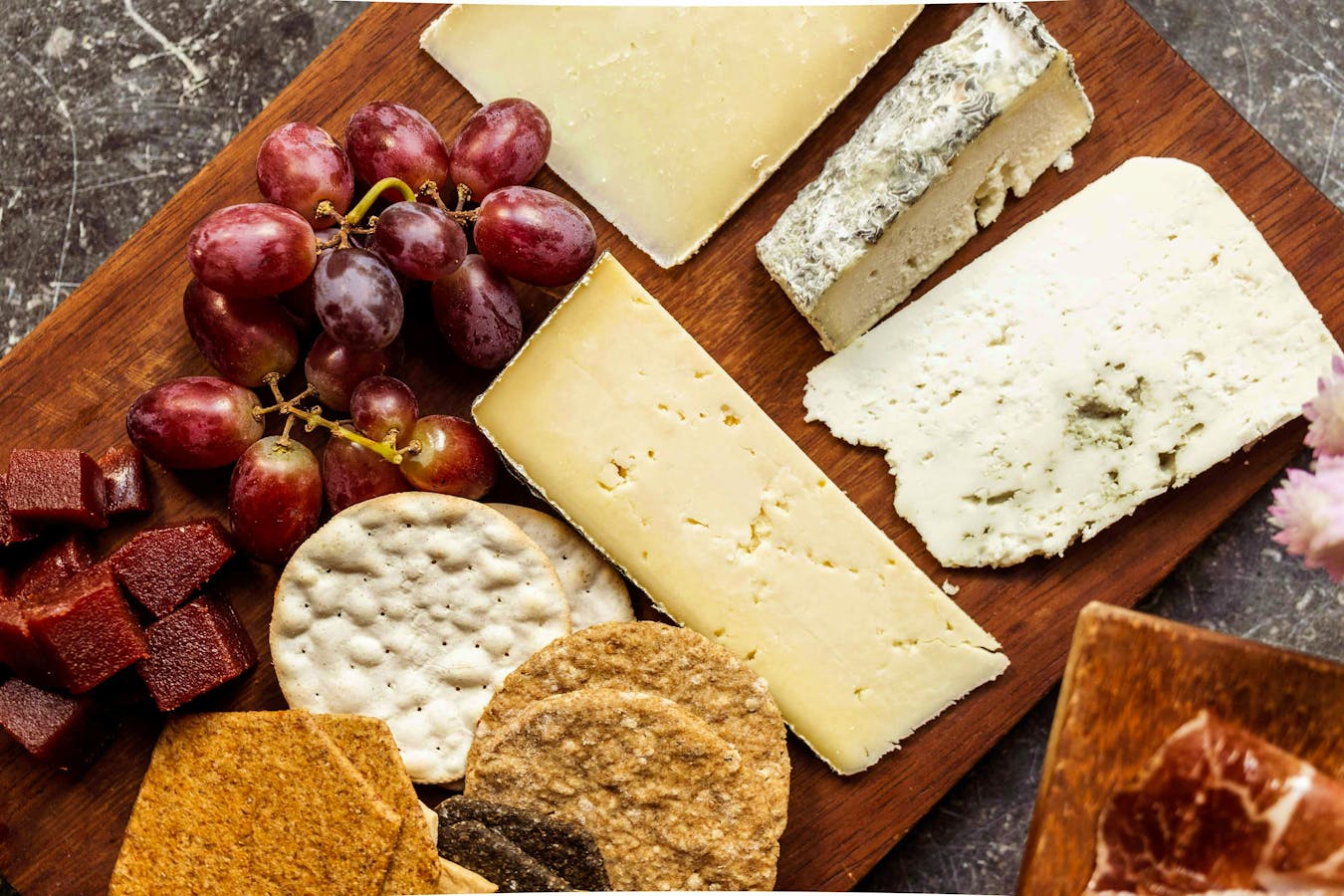 How To Build The Ultimate Christmas Cheeseboard