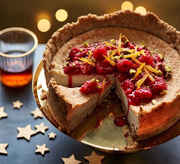 Baked vegan cheesecake with raspberries & clementine