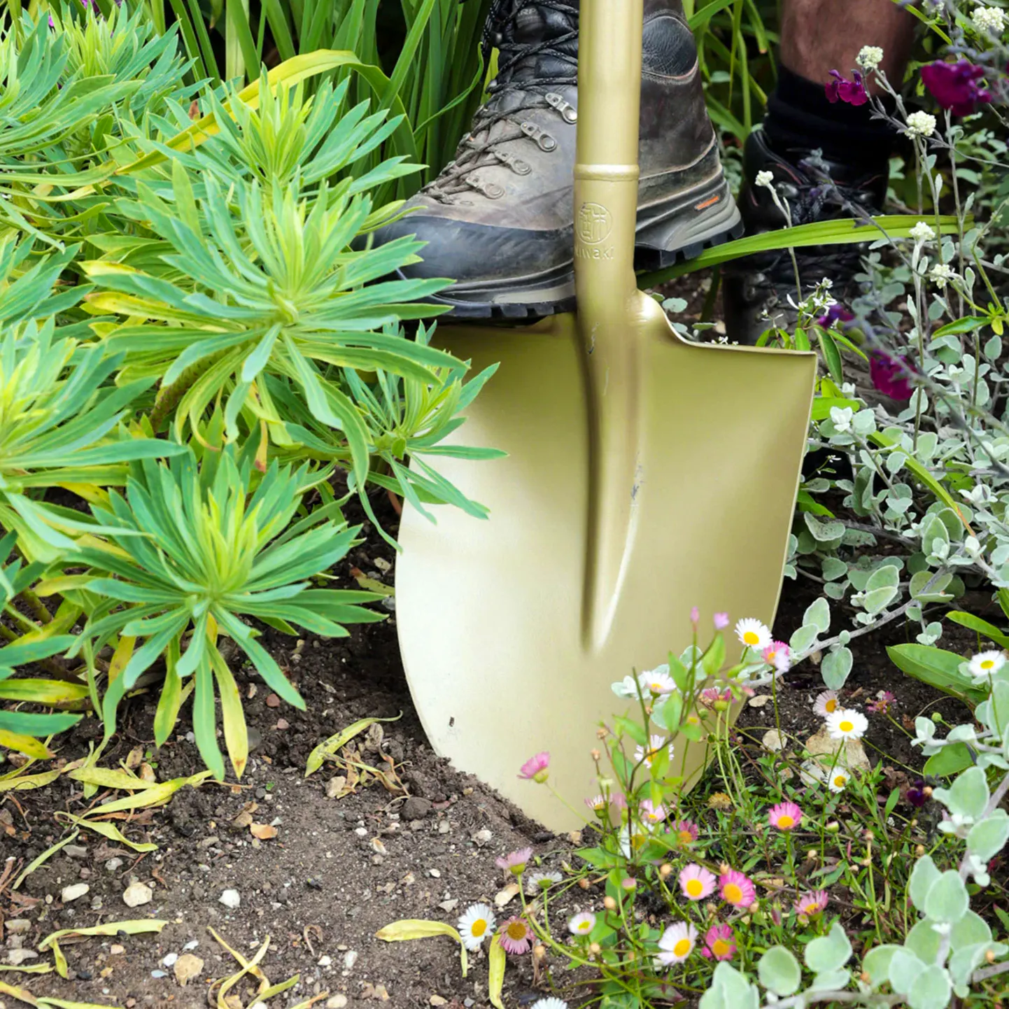 Soto Gardens Niwaki Golden Spade, £42