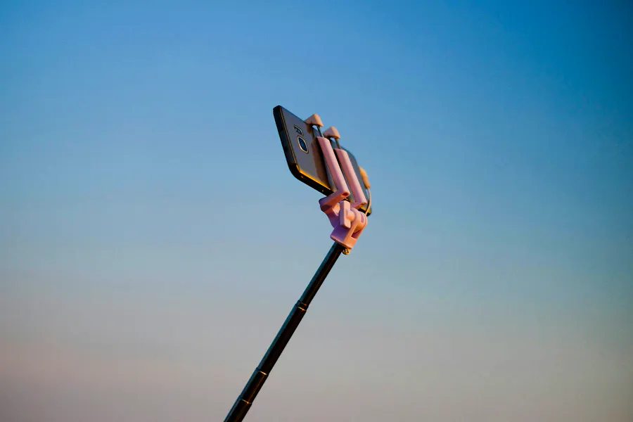 From Influencers To Live Hosts A Shift In Online Engagement Steve-gale-e7jq0NH9Fbg-unsplash Copy