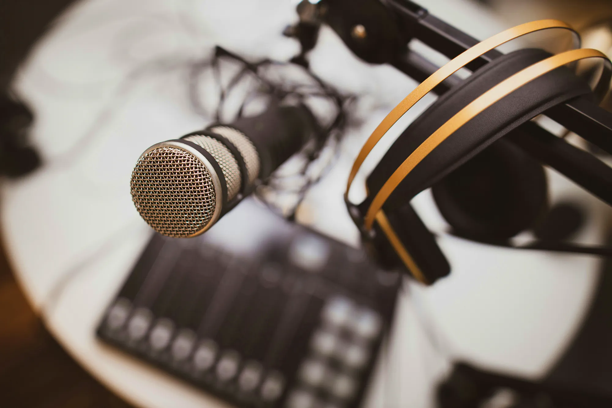 Posh Podcasts Jonathan-farber-gjHmip_Lmg4-unsplash Copy