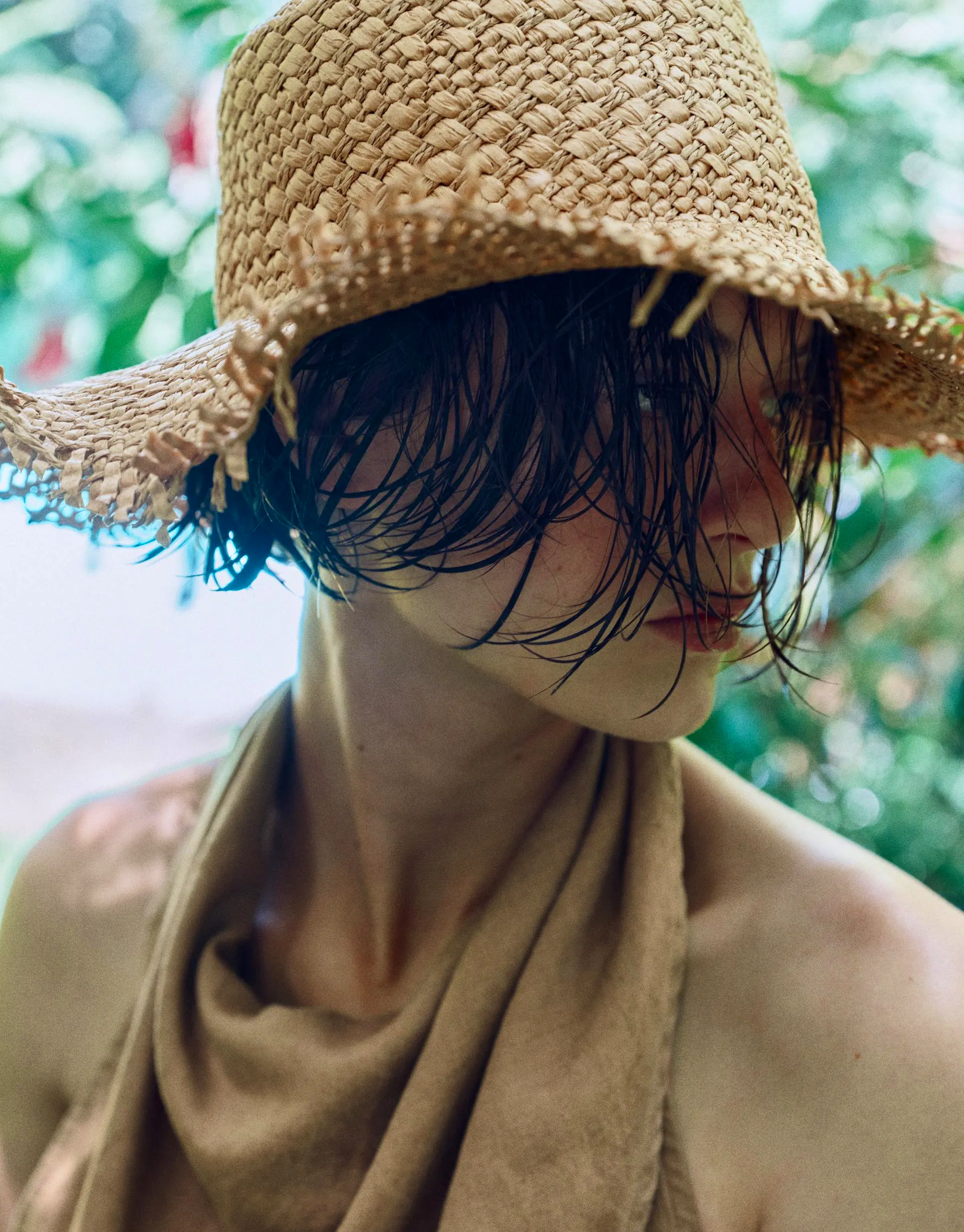 FRAYED WOVEN BUCKET HAT