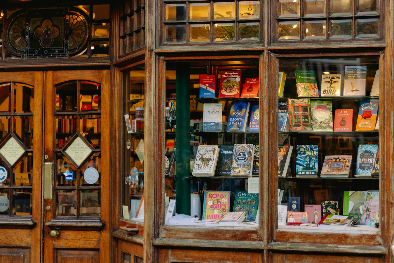 Best Uk Bookshops Annie-spratt-U7uaYVK4fQg-unsplash Copy