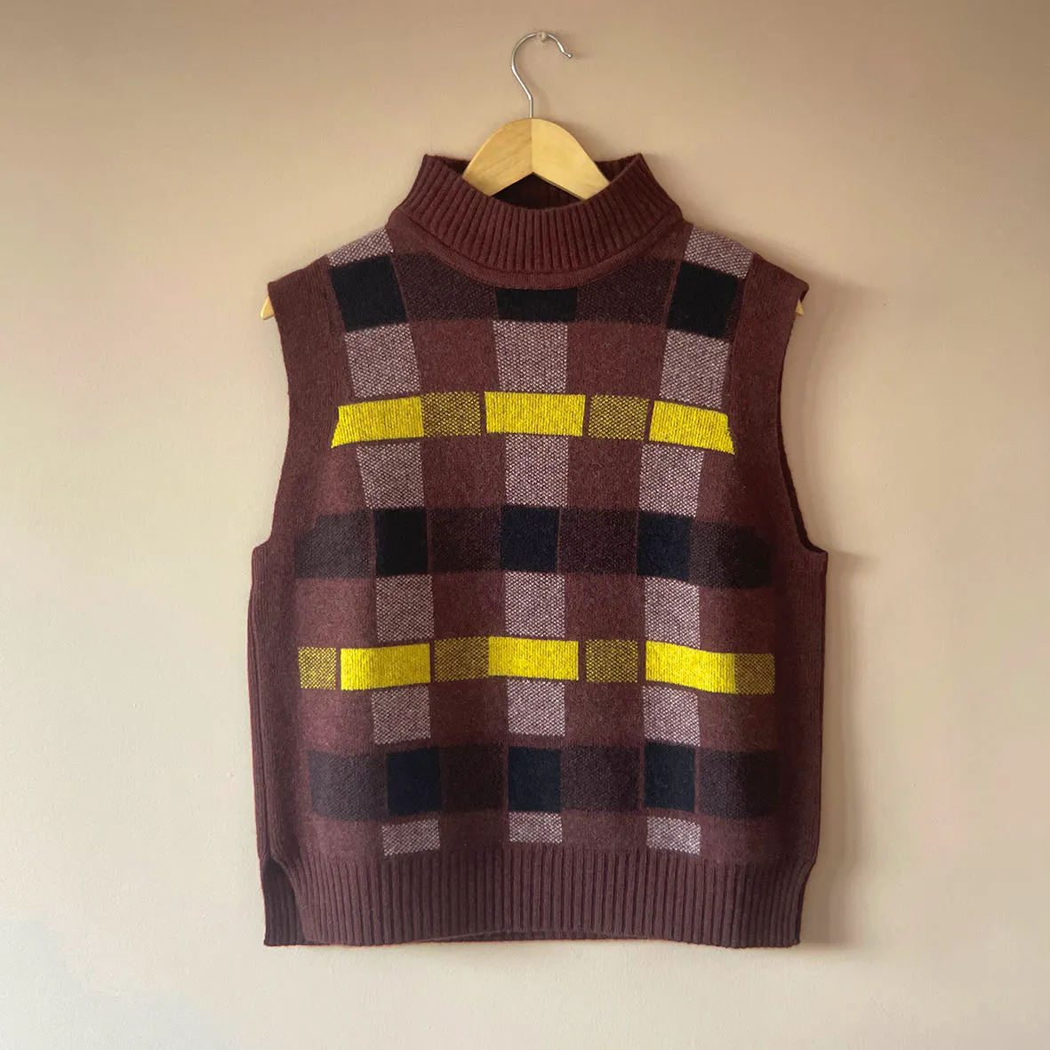 BLOCKPRINT TARTAN VEST IN CHOCOLATE